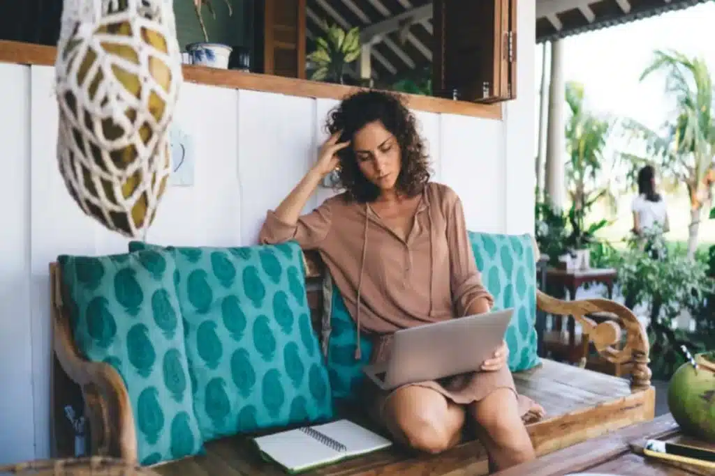 Résiliation tardive d'une location de vacances : qui doit quoi et combien ?