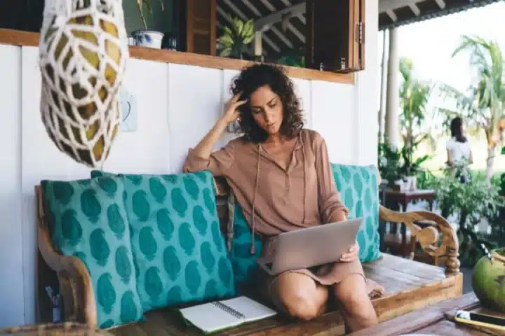 Résiliation tardive d'une location de vacances : qui doit quoi et combien ?