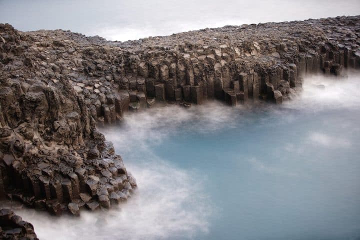 découvrez jeju, l'île paradisiaque de corée du sud, réputée pour ses paysages époustouflants, ses plages magnifiques et sa culture riche. explorez ses volcans, ses cascades et profitez de l'hospitalité chaleureuse des habitants. un incontournable pour les amoureux de la nature et les aventuriers !
